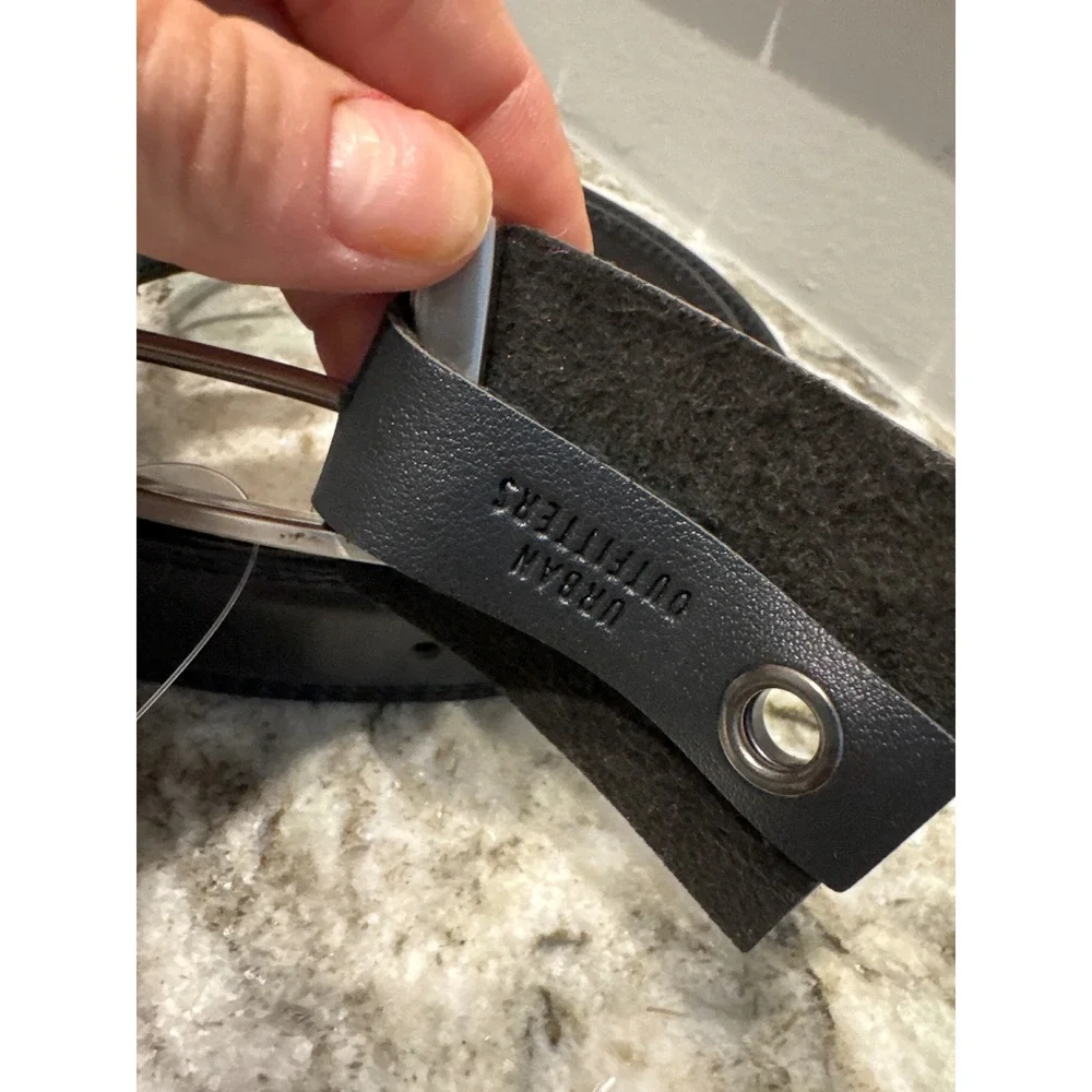 Men's Urban Outfitters Basic Beveled Leather Belt Black Silver size L‎ NWT